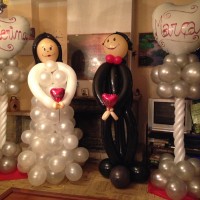 novios y columnas de globos para bodas