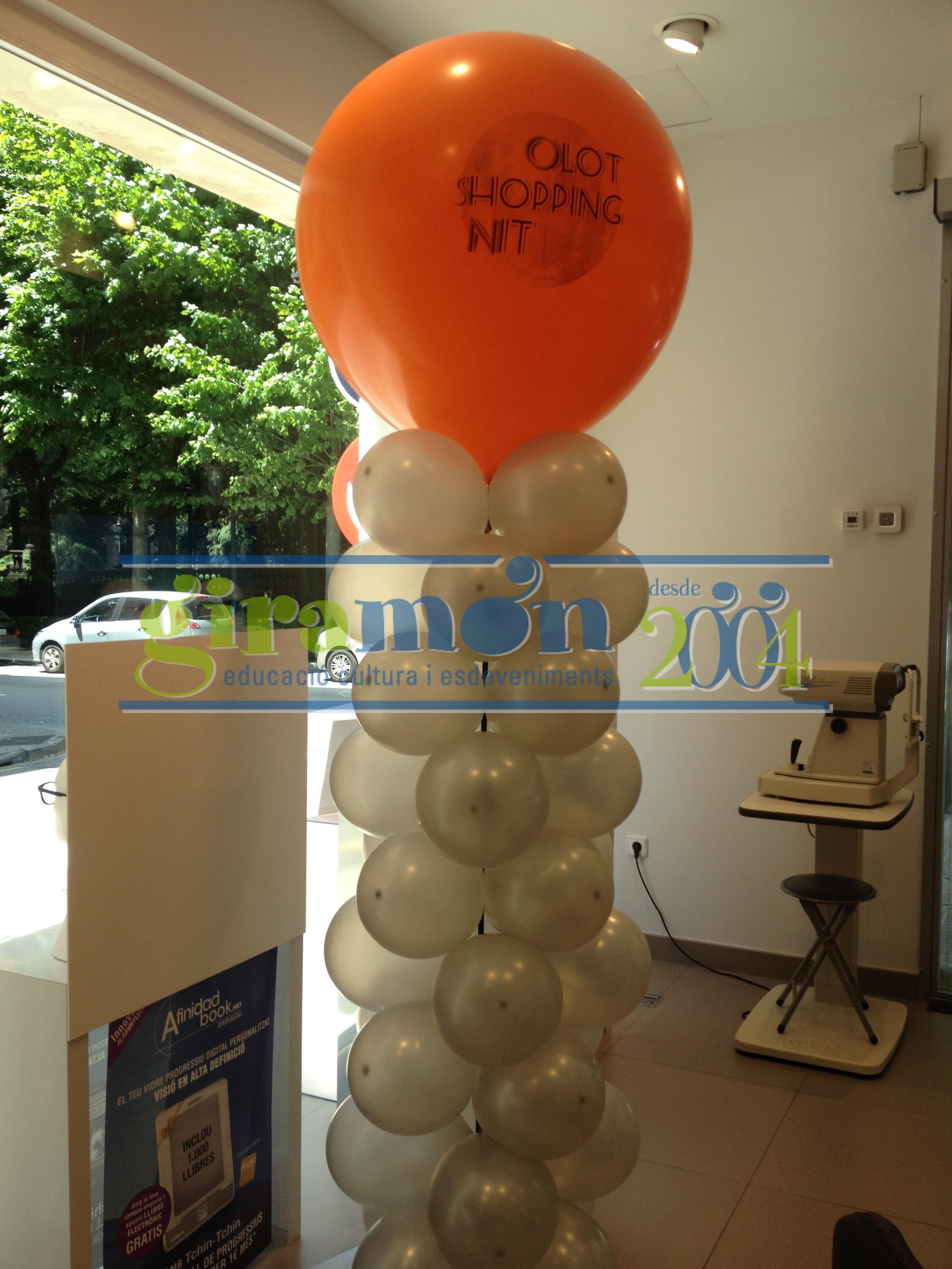 columna de globos con globo gigante publicitario