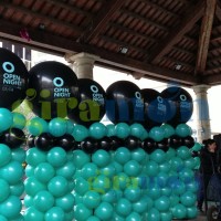 Columna de globos con globo gigante personalizado para evento Open Night de Granollers