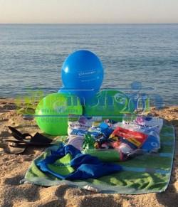 Globos y bolsas de globos en la playa