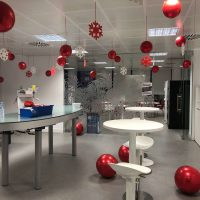 Decoración con globos oficina navidad