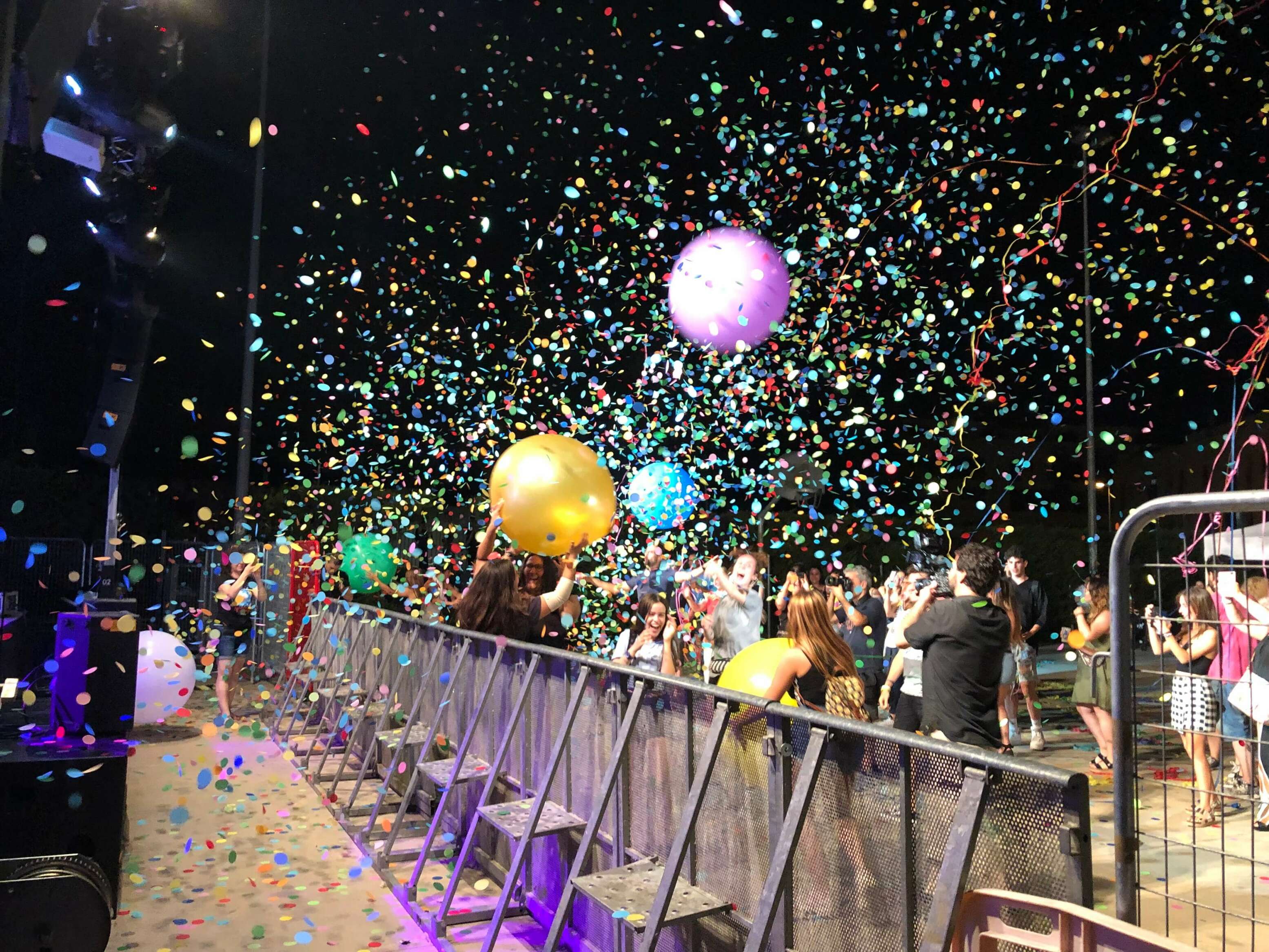 efectos de confeti y globo gigante para conciertos