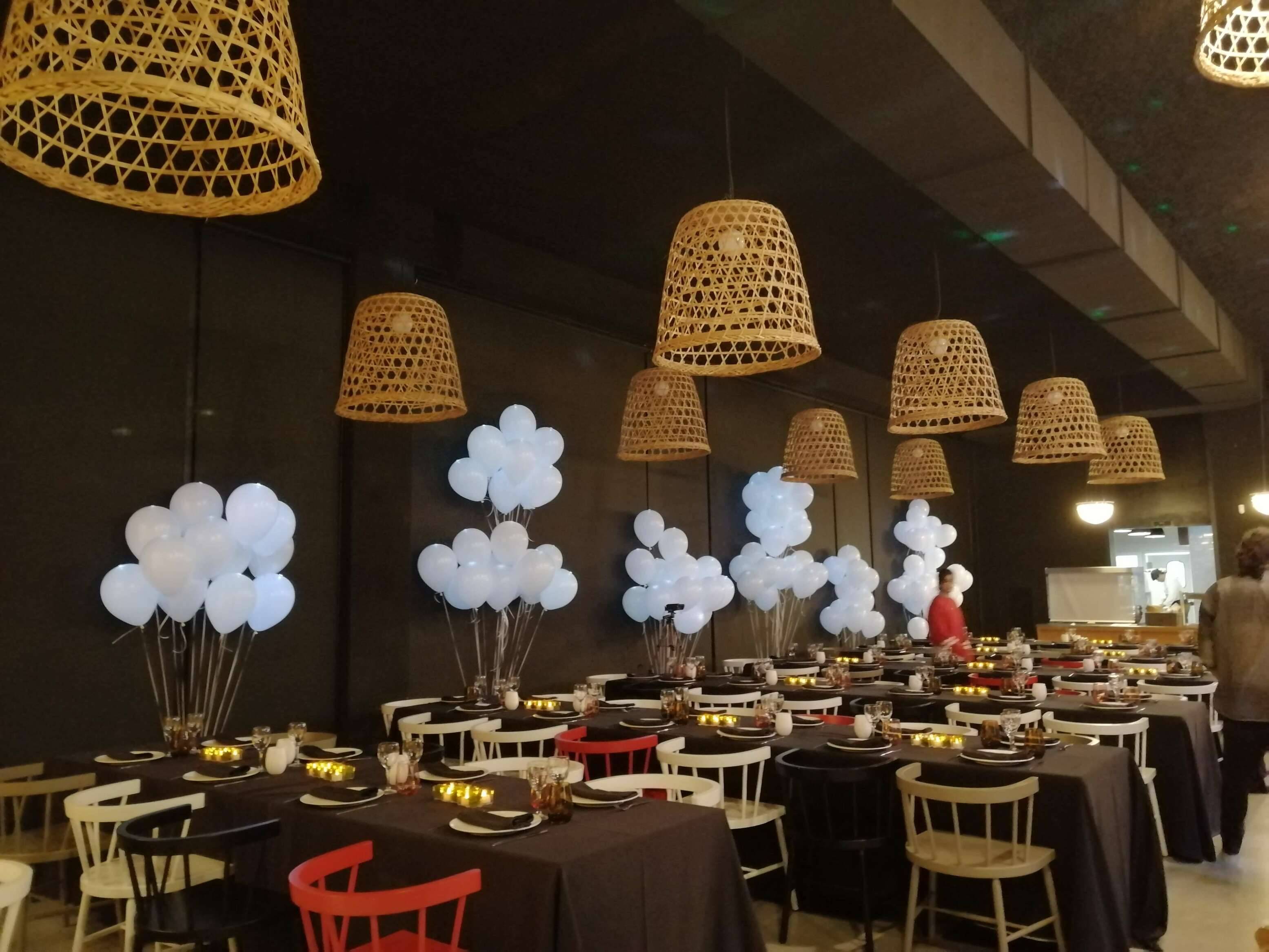 decoración con globo de helio restaurante