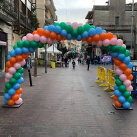 Arcos de globos en un evento en el exterior.