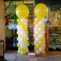 columna de globos en parques infantiles