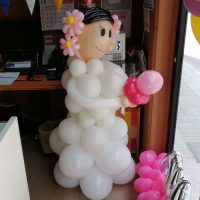 niña de comunión con globos