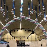 Arco de globos gigantes y decoración hivernal