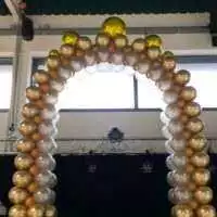 Arco de globos de tamaños alternados
