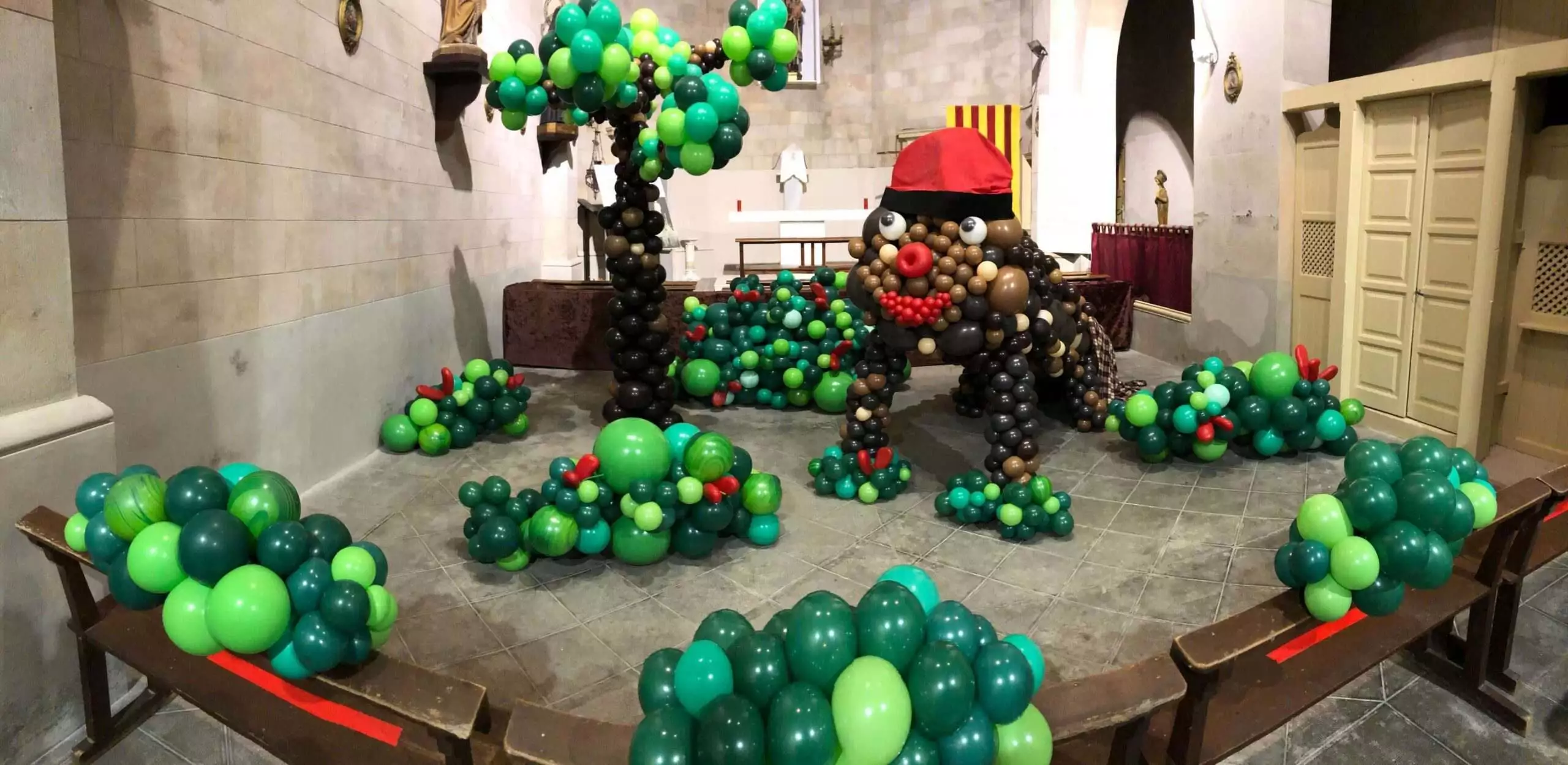 Bosque i Tió hecho con globos