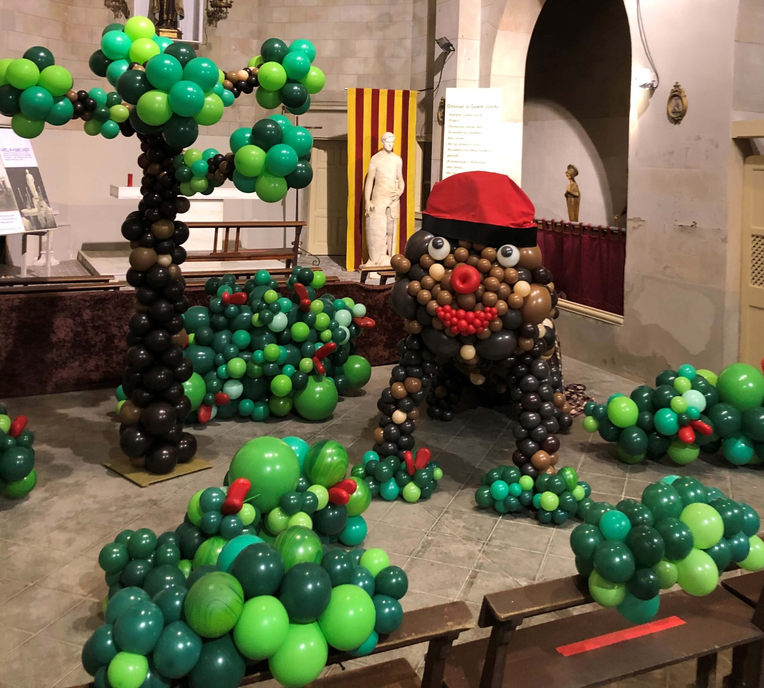 "Tió de Nadal" gigante con globos.
