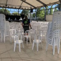 colocación de sillas para conciertos