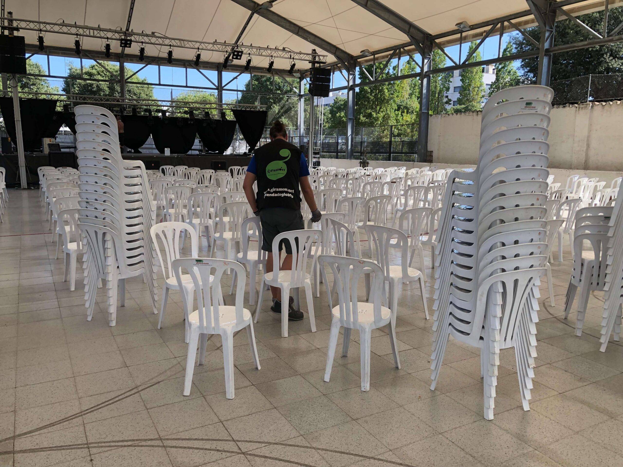 colocación de sillas para conciertos