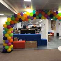 arco con globos para oficinas