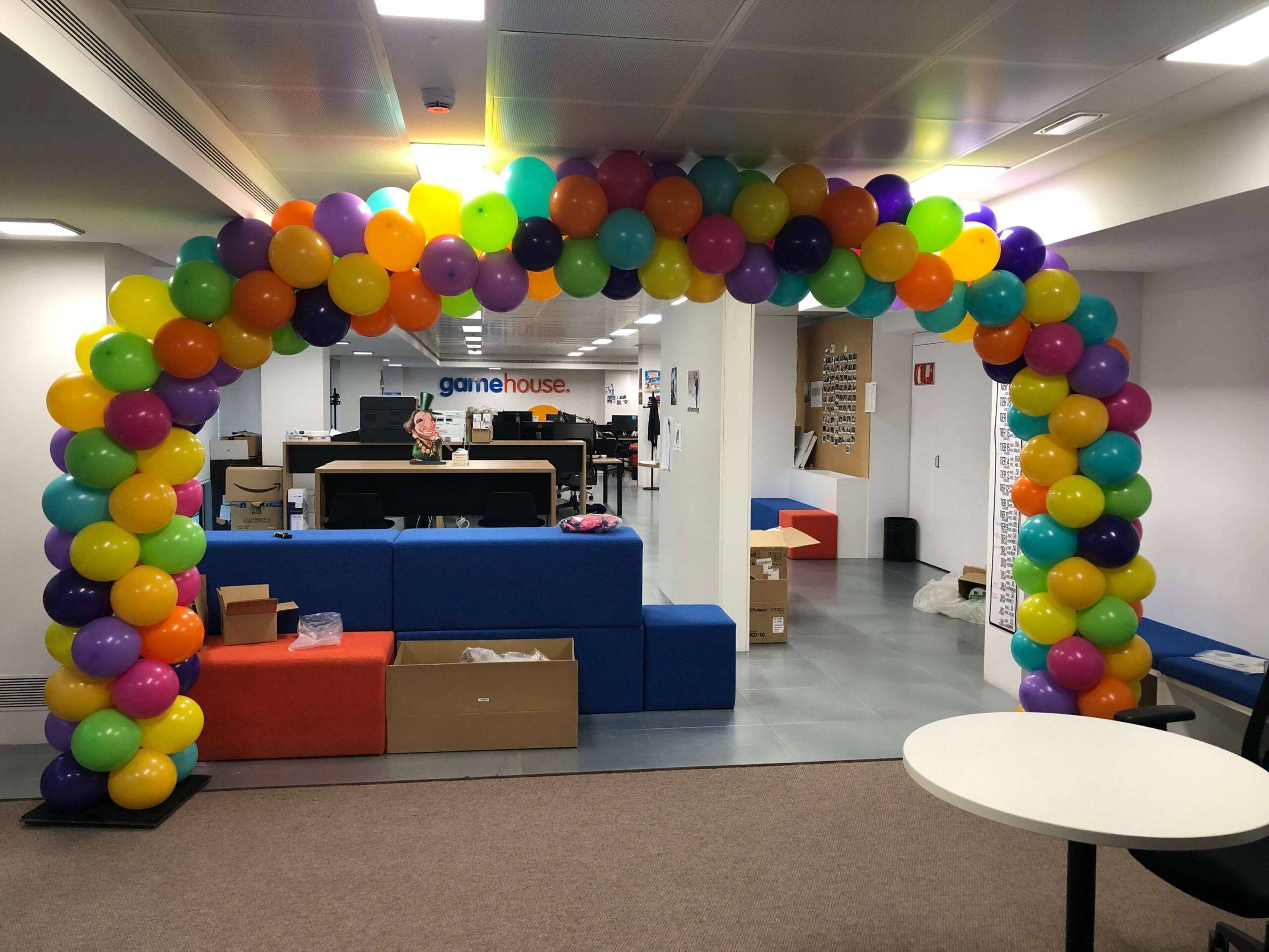 arco con globos para oficinas