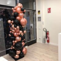 figura orgánica con globos para tiendas y comercios