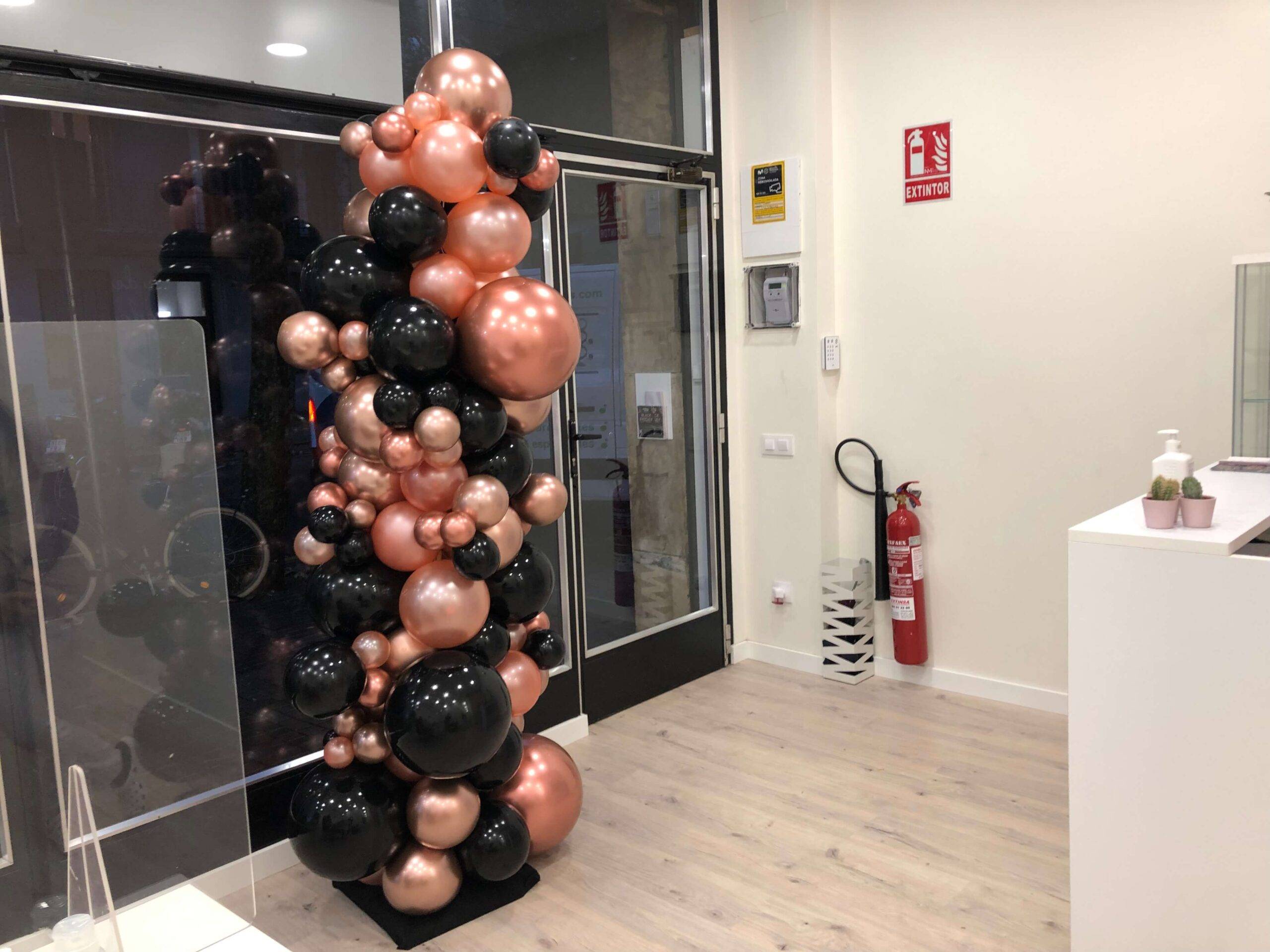 figura orgánica con globos para tiendas y comercios