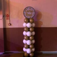 columna de globos no globos con cartel