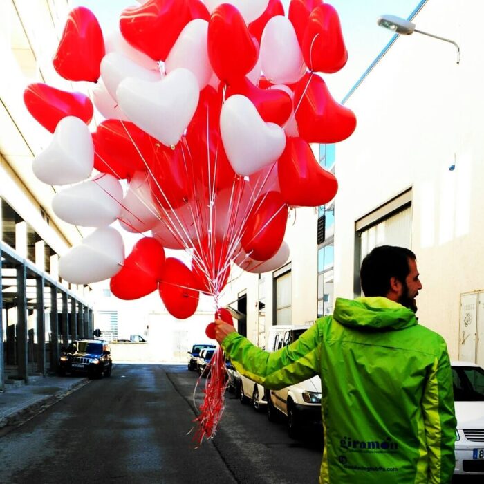 corazones con globos de helio