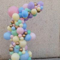 columna orgánica de globos para celebraciones