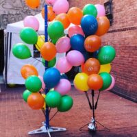 globos personalizados impresos y inflado con aire y varillas de cartón